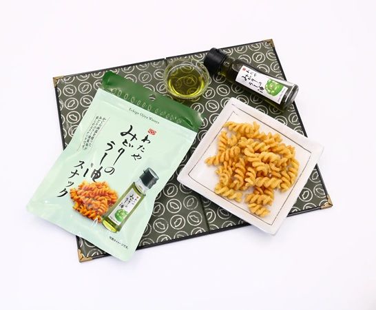 「わたや みどりのラー油スナック」を阿部幸製菓が発売！老舗へぎそば店とコラボ
