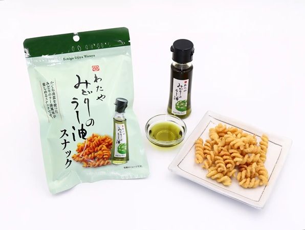 「わたや みどりのラー油スナック」を阿部幸製菓が発売！老舗へぎそば店とコラボ