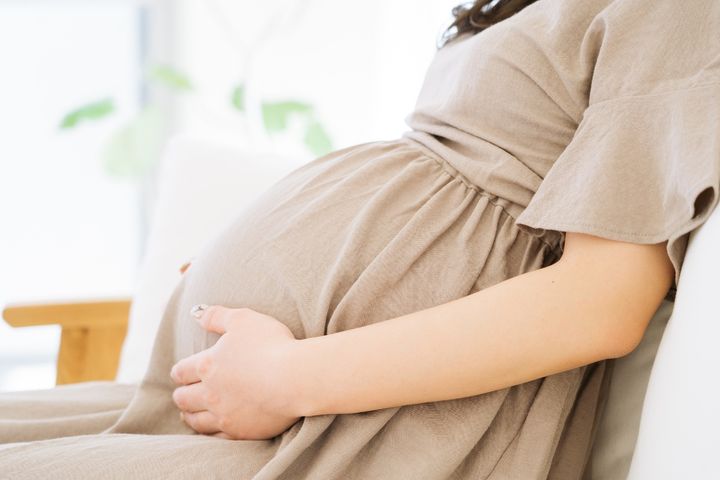 妊娠中に発覚した夫の“裏の顔”。「人生に絶望」した末に離婚した年収300万・看護師の32歳女性