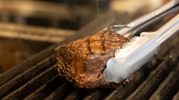 【東京都台東区】熟成肉レストラン「肉だけ」で、ブラックアンガス200gとワインを含むフリードリンク付のフルコースを5,000円(税込)で提供
