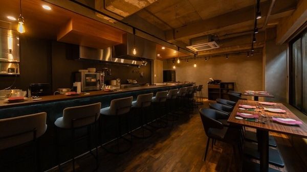 【東京都台東区】熟成肉レストラン「肉だけ」で、ブラックアンガス200gとワインを含むフリードリンク付のフルコースを5,000円(税込)で提供