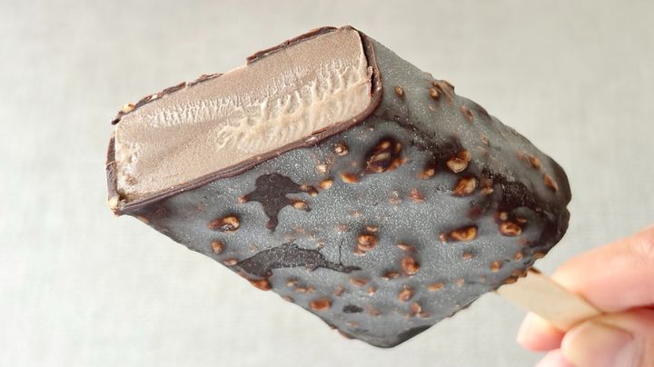 香ばしいナッツと濃厚チョコの贅沢ミックス【ファミマ限定】アイスが復活