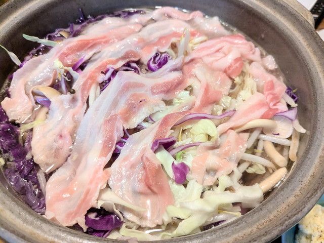 鍋いっぱいに広がるかごしま黒豚と野菜