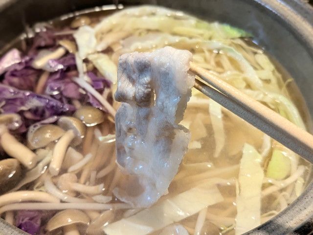 本枯れ黄金だしに黒豚をくぐらせているところ