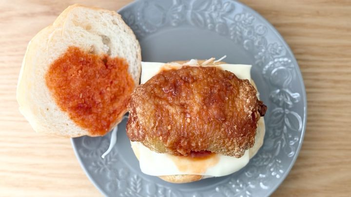 ガーリック風味がクセになる！【ローソン】店内調理のバーガーに新作登場
