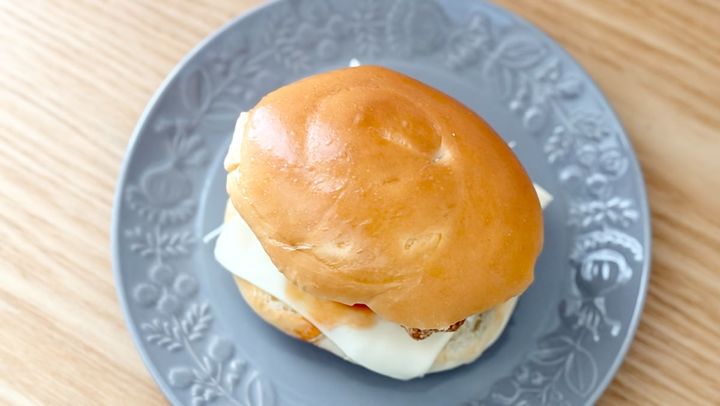 ガーリック風味がクセになる！【ローソン】店内調理のバーガーに新作登場