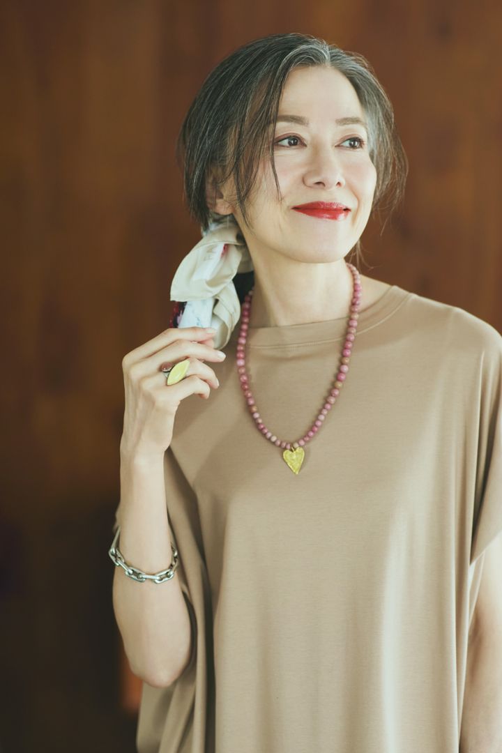 ワンピース※前ページと同じ、ネックレス¥28,600／シルコ、リング¥16,500／クロディーヌ・ヴィトリー（ともにアッシュ・ペー・フランス）、ブレスレット¥28,600／シーエックスシー（アマン）、スカーフ¥25,300／ファルコネーリ（ファルコネーリ銀座店）