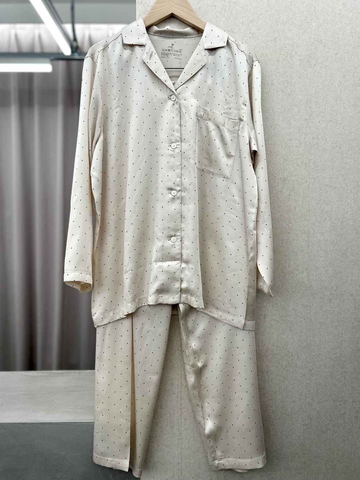 画像: 【無印良品】婦人 なめらかサテン 長袖パジャマ ¥4,990 ※2026年8月中旬発売予定 www.muji.com