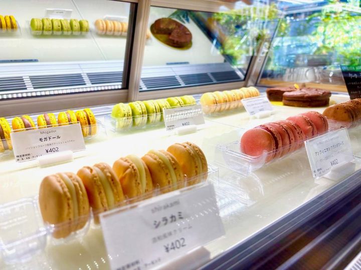 酒粕風味のクリームのマカロン「シラカミ」はLABO＆CAFE YAMAMOTO店舗限定。ほか、フランボワーズ風味のクリーム「アンフィニマン フランボワーズ」（右）、パッションフルーツ風味とガナッシュショコラオレの「モガドール」（奥）など各402円