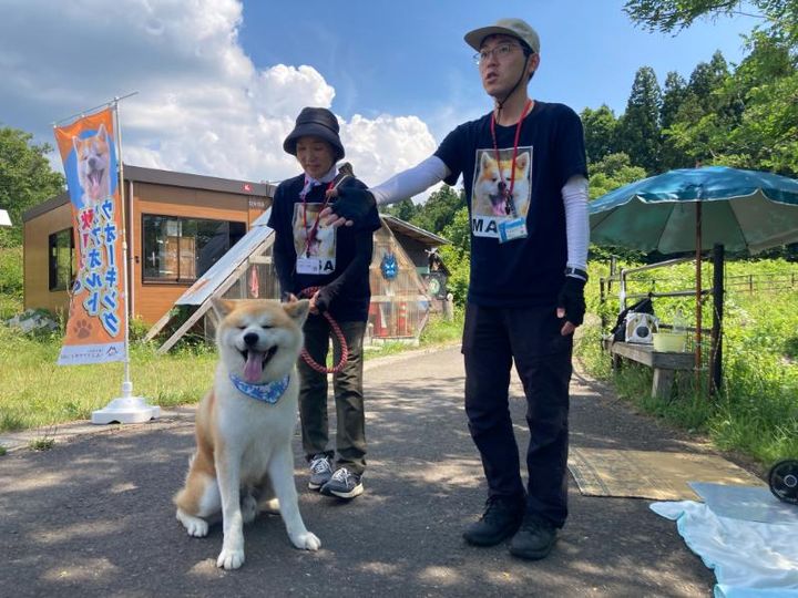 左は365日、マサくんのお世話をする田中さん、右はインストラクターの鎌田さん