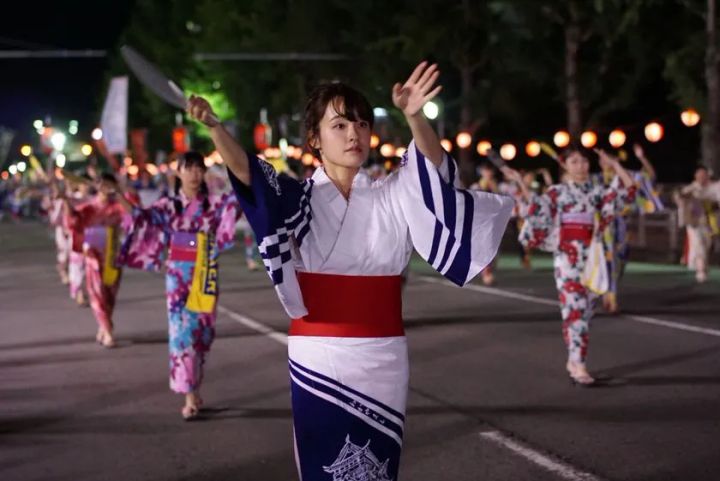 提灯の下を進む街頭踊り