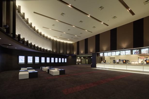 まさに震災当日、2011年3月11日にプレオープンを迎えたTOHOシネマズ 甲府のロビー TM & [c] TOHO Cinemas Ltd. All Rights Reserved.