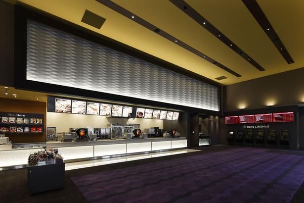 2011年4月21日にオープンしたTOHOシネマズ 上田のロビー TM & [c] TOHO Cinemas Ltd. All Rights Reserved.