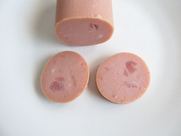 意外と知らない【魚肉ソーセージ】の世界。“歯でギーッ”じゃない上手な開け方は？目ウロコなおいしい食べ方って？