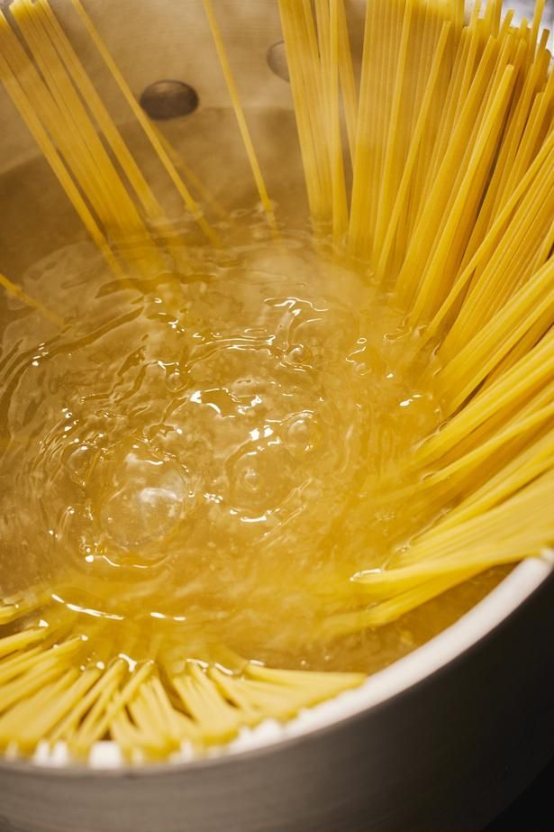 湯がボコボコと沸いたら、麺を一気に入れて、軽くほぐすのみ （C）高橋紘幸、難波雄史／KADOKAWA
