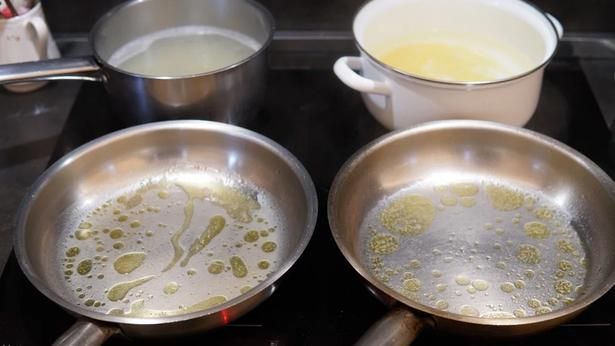 写真奥の鍋ではパスタをゆでており、一方には小麦粉が入っている（シェフ撮影） （C）高橋紘幸／KADOKAWA