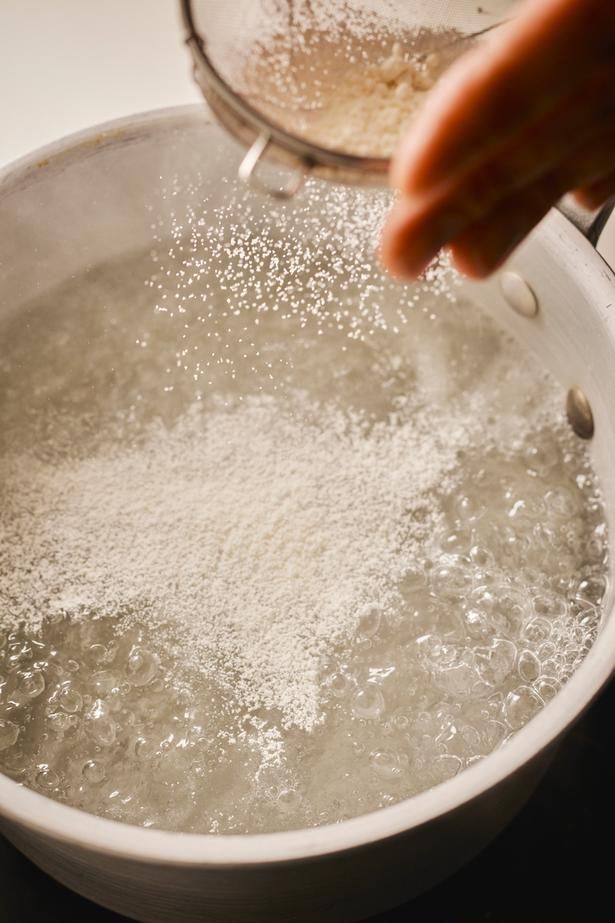 熱により小麦粉が糊化して固まることがあるので、沸かす前に入れる （C）高橋紘幸、難波雄史／KADOKAWA