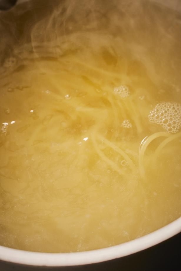 パスタを投入して一度麺をほぐしたら、そこからは触らない （C）高橋紘幸、難波雄史／KADOKAWA
