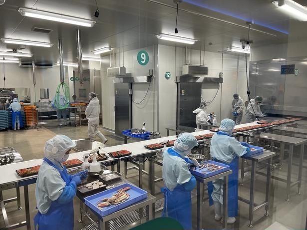 職人たちによる殻むきの様子が見学できる 【写真提供】株式会社伝食