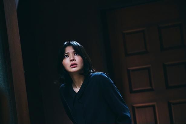 【写真を見る】鎮西寿々歌、単独初主演にしてホラー初挑戦となる映画『だぁれかさんとアソぼ？』 [c]2026「だぁれかさんとアソぼ？」製作委員会