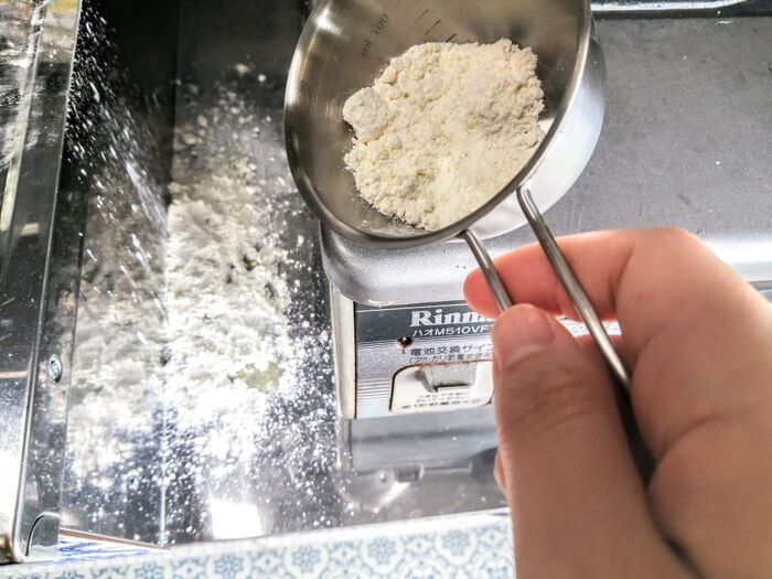捨てないで！賞味期限切れの「小麦粉」が家じゅうの掃除で大活躍しますよ♪
