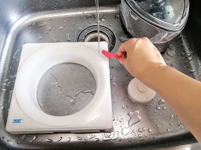 捨てないで！賞味期限切れの「小麦粉」が家じゅうの掃除で大活躍しますよ♪