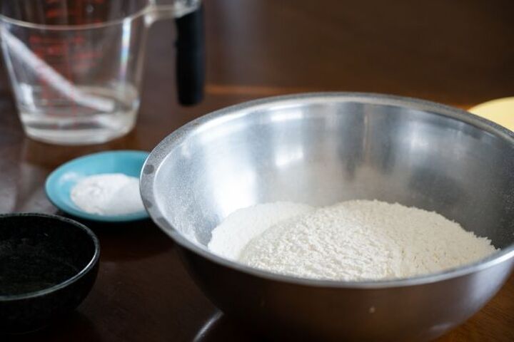 捨てないで！賞味期限切れの「小麦粉」が家じゅうの掃除で大活躍しますよ♪