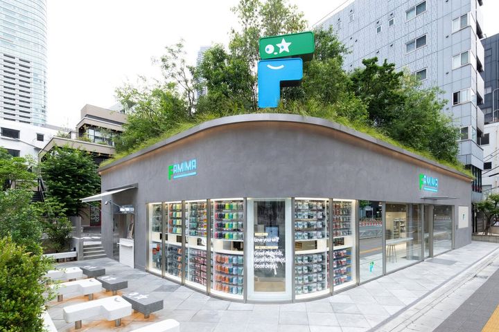 NIGO®氏監修！今日本で一番ホットなコンビニ「FAMIMA PARK AZABUDAI」に潜入！アパレルやドリンクなどこだわりが詰まった新たな形のコンビニがすごすぎた
