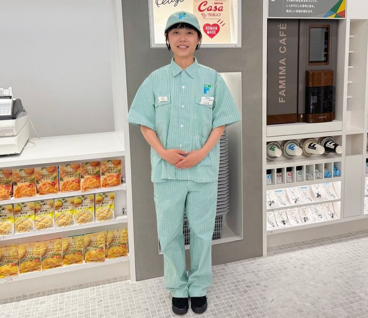 NIGO®氏監修のユニフォームを着たスタッフがお出迎え！