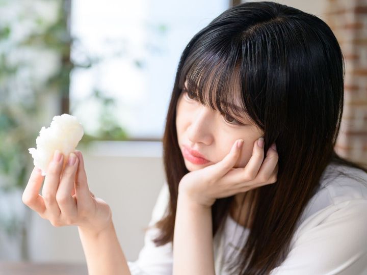 【医師が回答】暑い季節に食欲不振やだるさが続いても、つい「夏バテ」で片付けてしまいがちです。しかしそれらの症状は、胃がんの初期症状かもしれません。見分けるポイントを解説します。（※画像：Shutterstock.com）