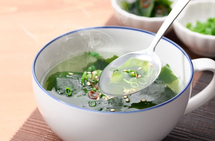 梅雨の時期のむくみや体のだるさを解消するため、市販のスープに加えるとおすすめの食材とは？（画像はイメージ）