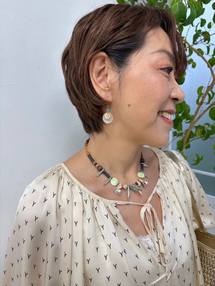ピアスはスリコ、トップスはH&M