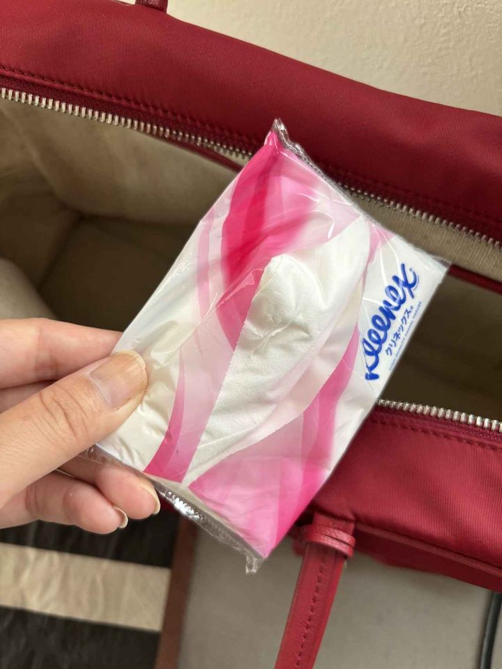 画像: バッグの中でティッシュがぐちゃぐちゃに……
