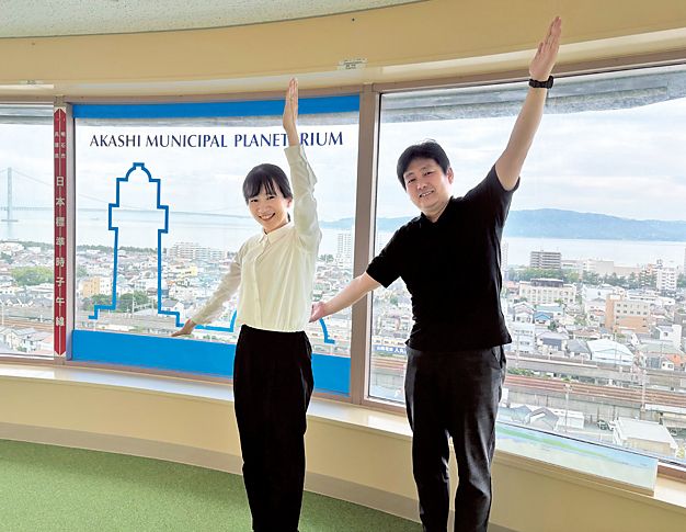 photo：14階・展望台はカーペットを一新。「“東経135度のポーズ”で撮影を」と鈴木さん（右）・学芸員の石井さん