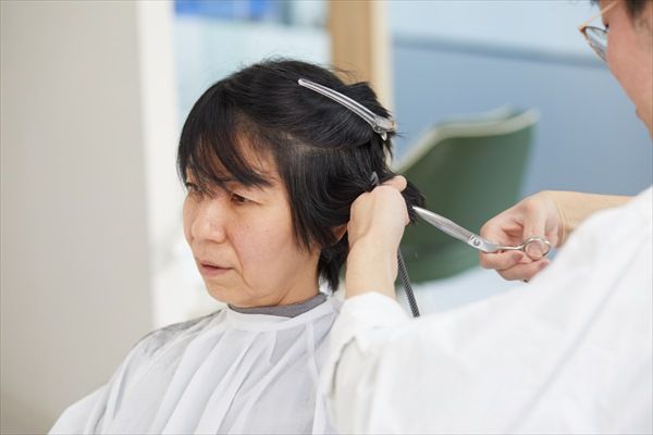 顔のたるみをカバーするため、サイドはすっきりカット