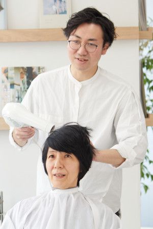 ドライヤーで乾かすとき、トップは左右に手を動かして大胆に
