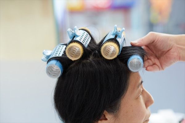 カーラーでトップをさらにボリュームアップ