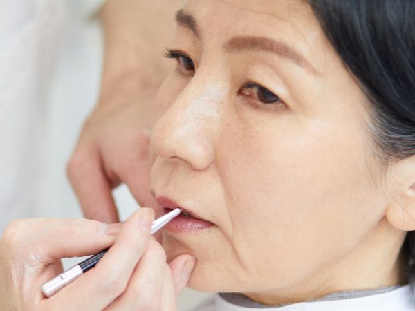 イメチェンのポイント（メイク）：リップはピンク・オレンジ系がおすすめ