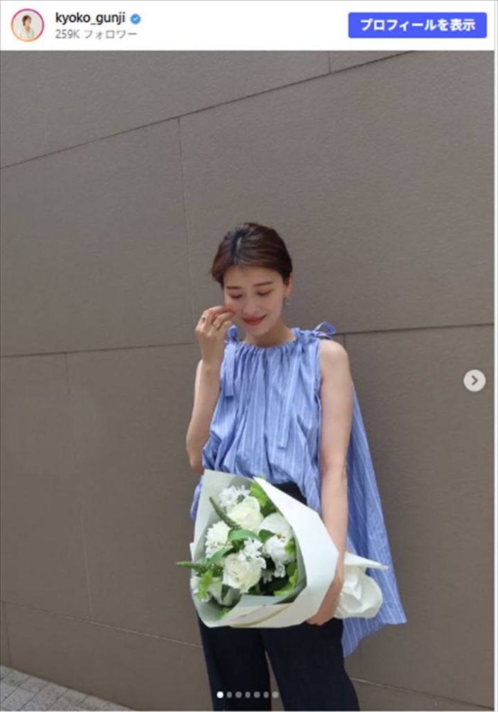 郡司恭子アナ、夏らしい30代コーデを披露 ※「郡司恭子」Instagram width=