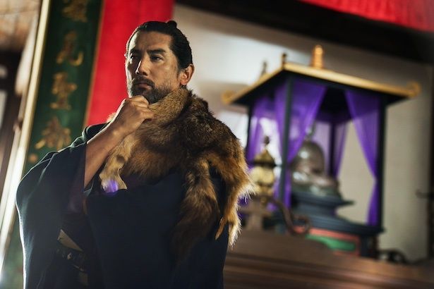 城中の有岡城の城主・荒木村重(本木雅弘さん) (C)米澤穂信/KADOKAWA (C)2026映画『黒牢城』製作委員会