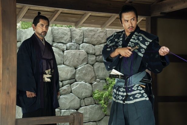 【写真】村重(本木雅弘さん)と若き家臣・乾助三郎(宮舘涼太さん) (C)米澤穂信/KADOKAWA (C)2026映画『黒牢城』製作委員会