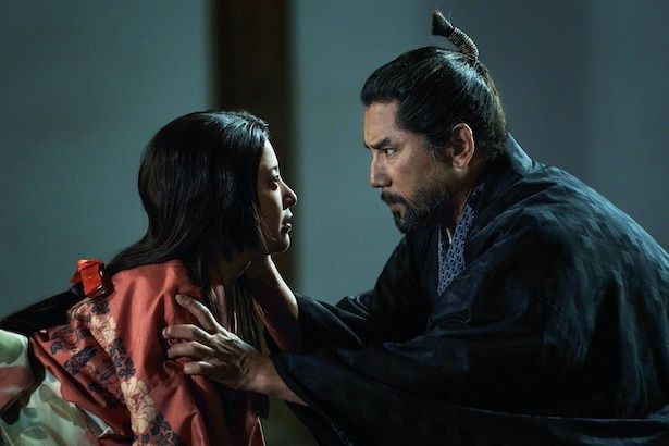 村重(本木雅弘さん)と妻の千代保(吉高由里子さん) (C)米澤穂信/KADOKAWA (C)2026映画『黒牢城』製作委員会