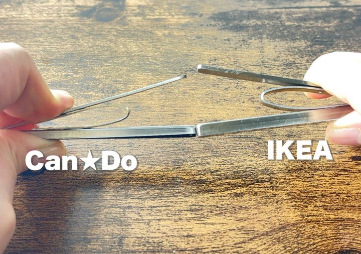 キャンドゥとIKEAのマグネットクリップの開き具合を比較する手元