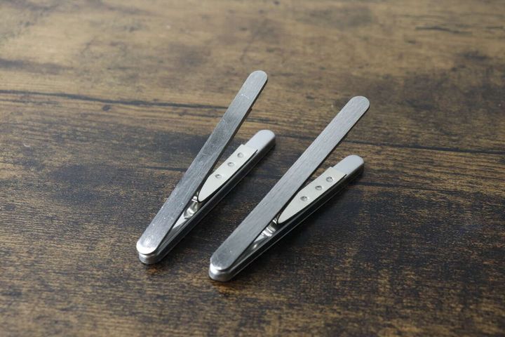 木目調のテーブルに置かれたキャンドゥのマグネットクリップ2個