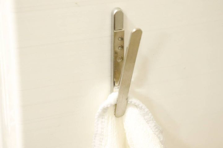 マグネットクリップで白いふきんを吊り下げて収納している様子