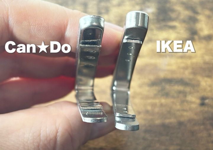 キャンドゥとIKEAのマグネットクリップの厚みを横から比較する手元