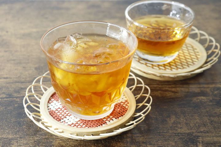 竹ひまわりコースターに麦茶の入ったグラスが置かれている様子