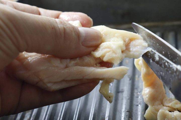 ダイソーキッチンハサミで鶏皮をスムーズに切っている様子