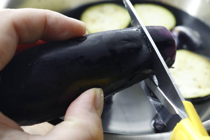 ダイソーキッチンハサミでナスを輪切りにしている様子