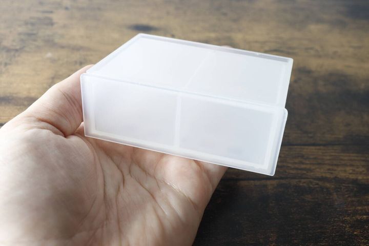 手のひらに乗せたセリアのフレークシール収納ケース